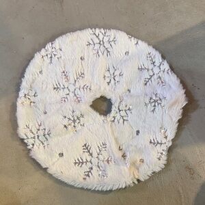 🎄 Mini Christmas Tree Skirt – White Snowflake Design